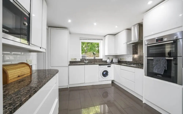 House - Sleeps 8 & On-site Parking