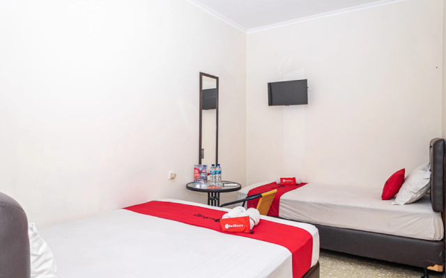 RedDoorz near Alun Alun Bandung 2
