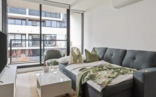 A Cozy 2BR Apt Next to The Yarra River