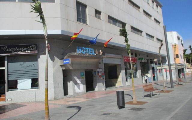 Hotel Avenida de Canarias вид на фасад