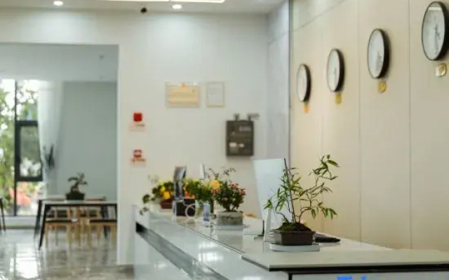 Jiujiu Holiday Hotel