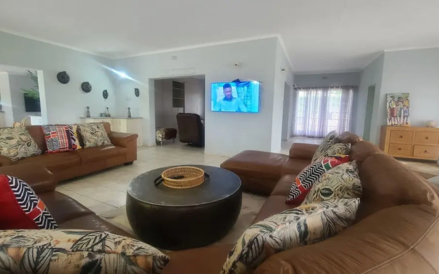 Charming 3 Bedroom Guesthouse - 2300