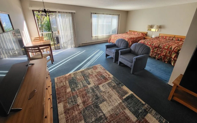 Lakeshore Lodge