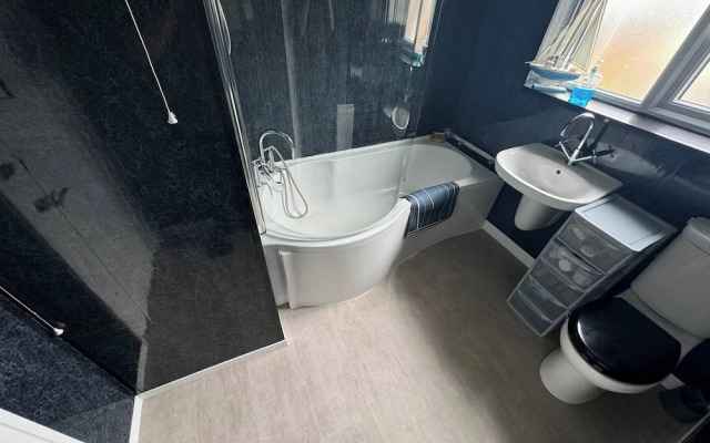 Spacious Luxury House Sleeps 8 Adults