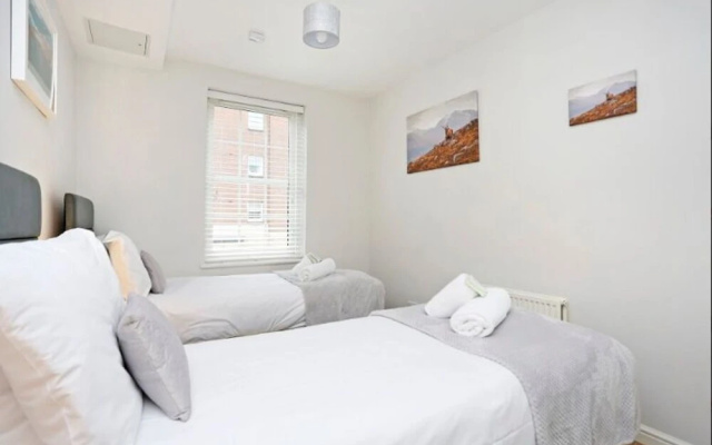 Sophisticated Apt in Trendy Leith Port District