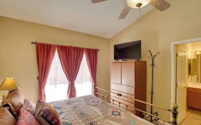 7 Mi to Mill Ave: Bbq-ready Mesa Townhouse
