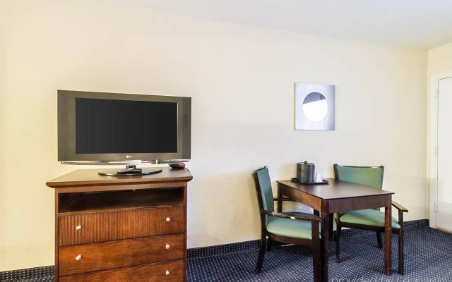 Rodeway Inn & Suites Williamsburg Central