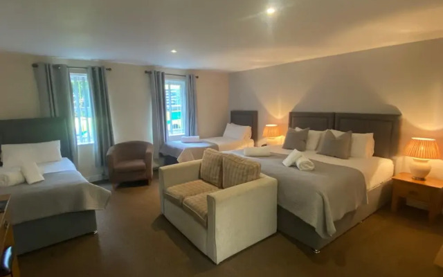 The Oaks Hotel