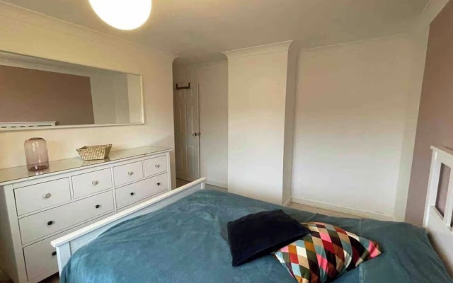 House - Sleeps 6 - Private Garden & Parking
