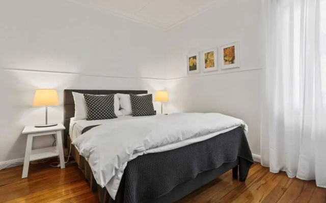 Canoon - 4 Bedroom, Pet Friendly home