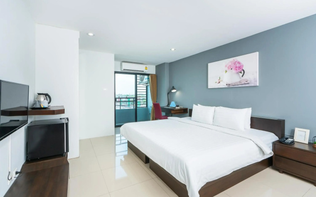 De Botan Srinakarin Hotel & Residence
