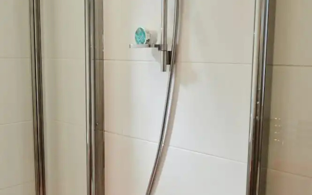 2 Bedroom Morningside Flat