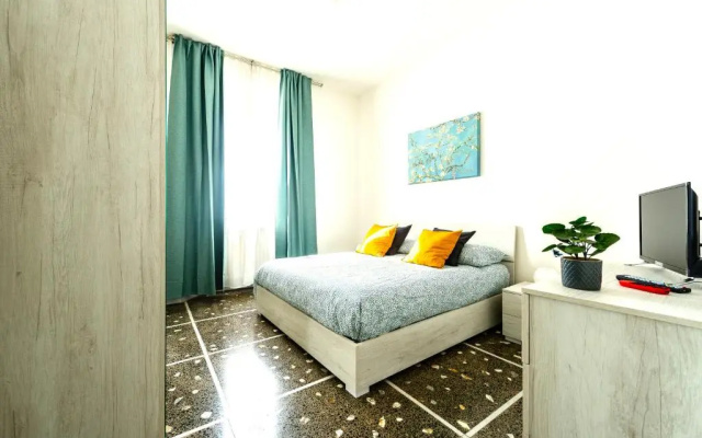 Hostly - The Urban Garden House - 3 Bedrooms, Garden, Great Location!