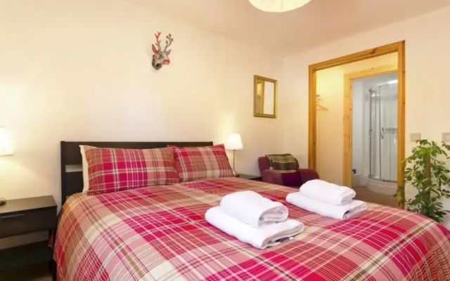 Near Holyrood Palace/Royal Mile with Free Parking