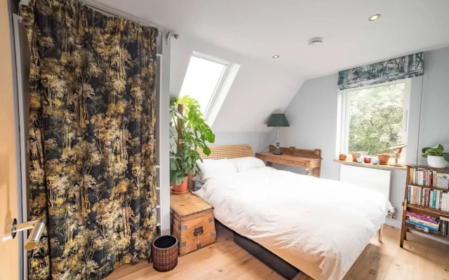 Cosy And Beautiful 4br House