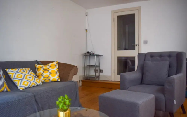 Pleasant, Intimate Flat With Backyard in Battersea