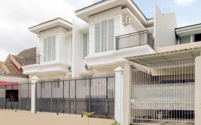 Golden White House by OYO Rooms