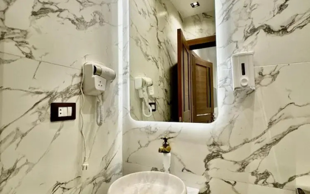 Shiny Pyramids Boutique Hotel