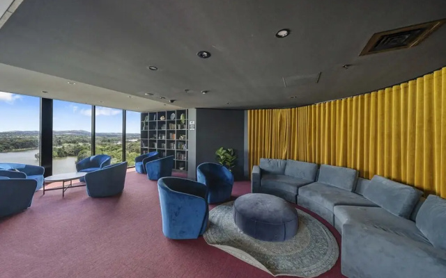 Sleek 2-bed Apartment With Rooftop Garden Access