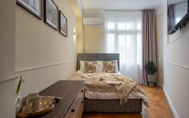Romanian Athenaeum Flat - Refined 3BR Steps from Calea Victoriei