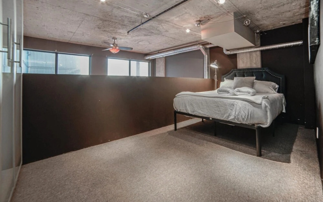 Charming 1BR W Sofa Bed and Private Balcony