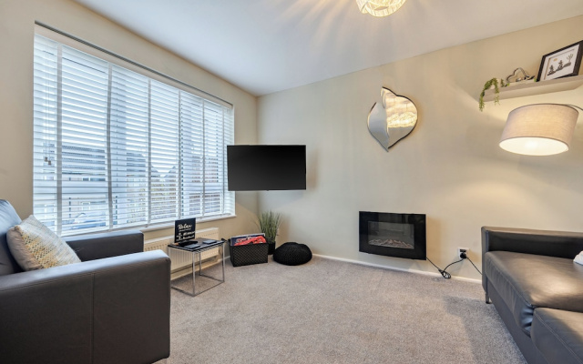 2 Bed House - Sleeps 4 - Garden - Parking - Wifi
