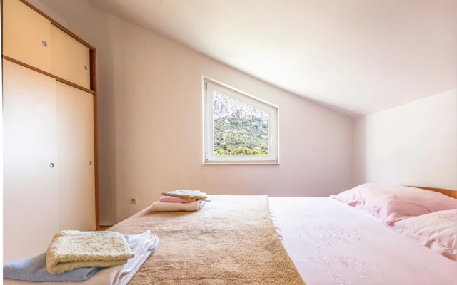 Amazing Apartment in Makarska With 5 Bedrooms and Wifi