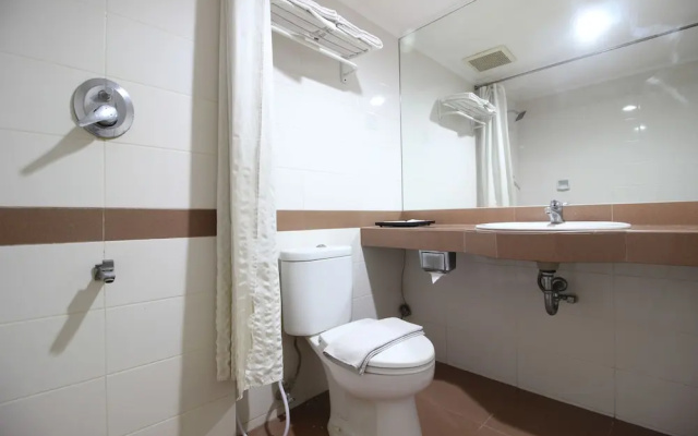 RedDoorz Premium @ Slamet Riyadi 2