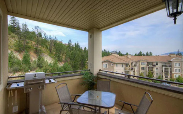 Pinnacle Pointe Resort by kelownacondorentals