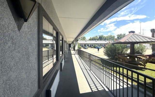 Hotel O Regency Suites Houston - IAH Beltway 8