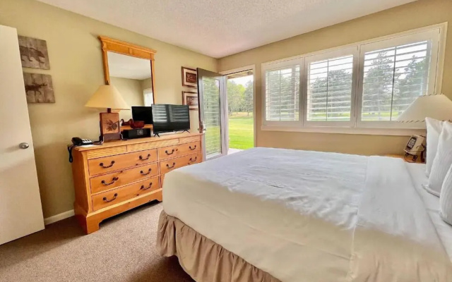 Charming 1BDR Condo w Golf Course View