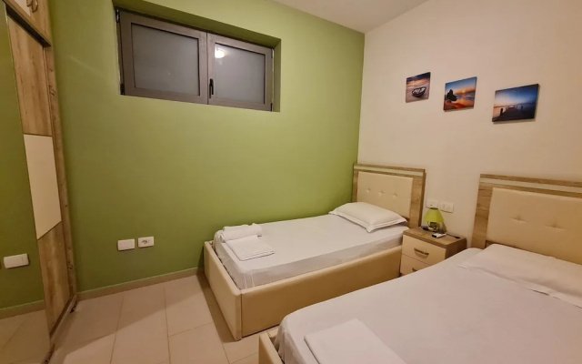 2-bedroom, Sleeps 4, Free Parking
