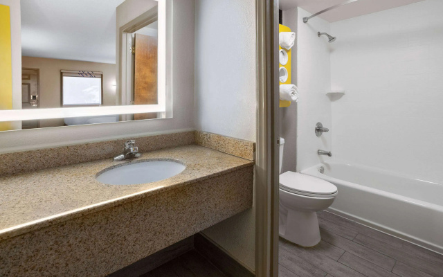 Days Inn by Wyndham Acworth