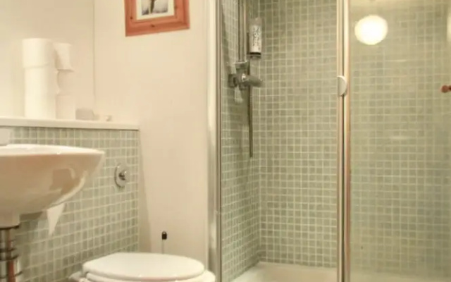 3 Bedroom Flat In Leith