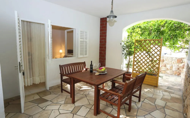 Green Garden Apartment