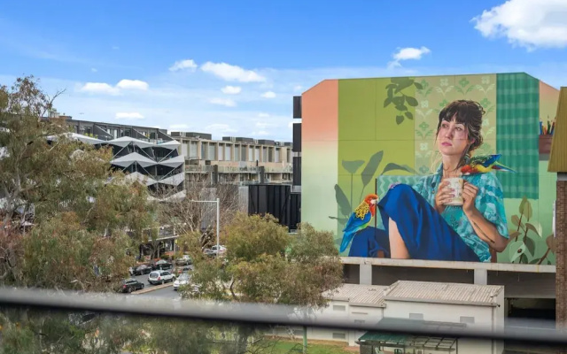 High-end 1-bed Pad in Braddon With Outdoor Dining