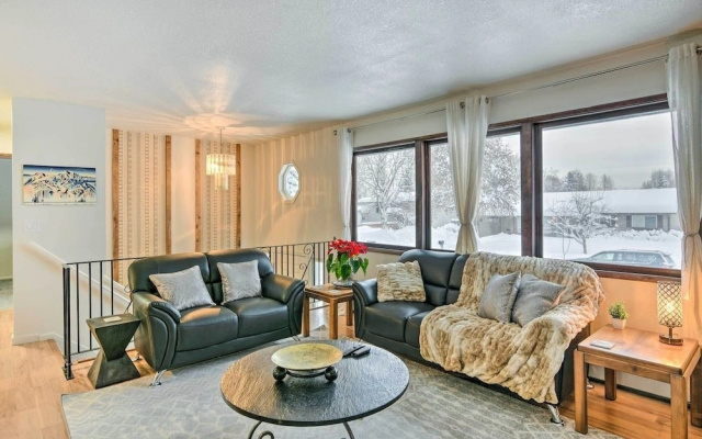 West Anchorage Home Near Coastal Trail!