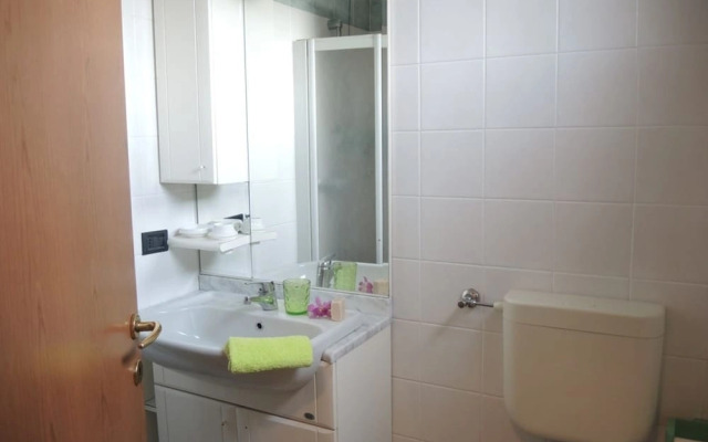 Flat With a Lovely Poolside Garden With bbq