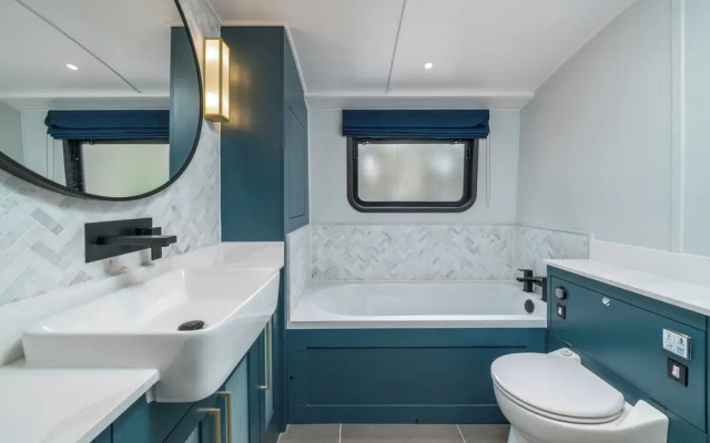 Elegant houseboat near Canary Wharf