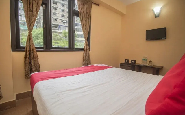 Hotel Golden Shangrila By OYO Rooms
