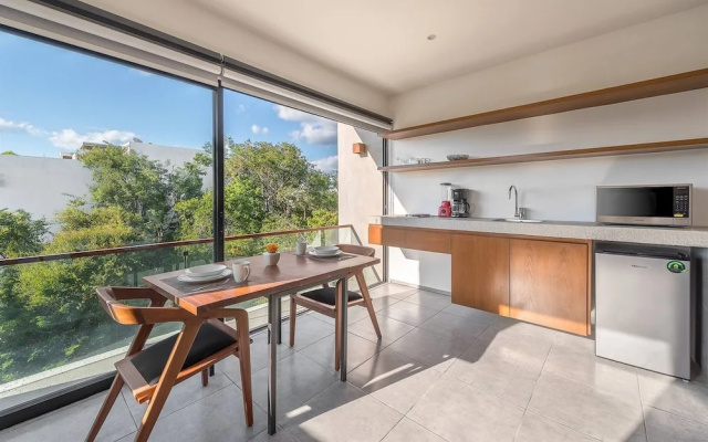 Unbeatable Located Spacious Loft With Amazing Roof