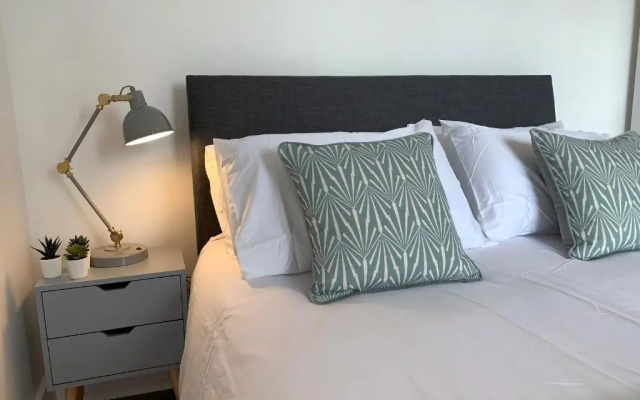 Chertsey - Beautiful 2 Bedroom Penthouse