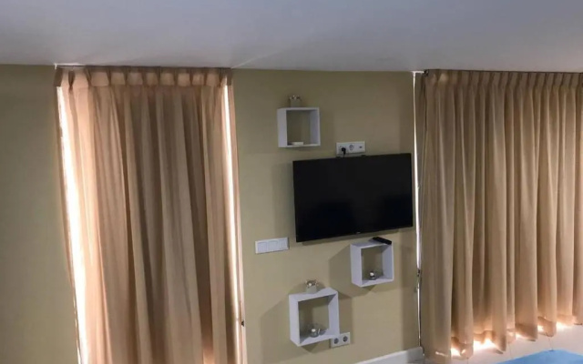 Spectacular Furnished Studio
