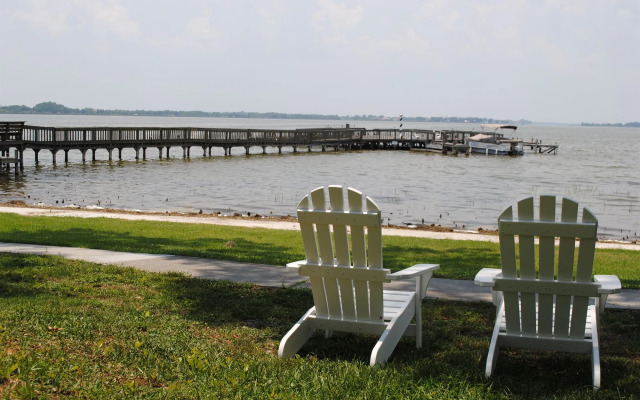 Lakeside Inn