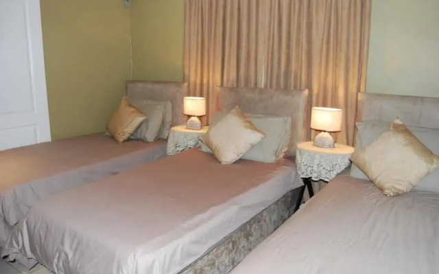 Savoy Lodge - Budget Triple Room 3