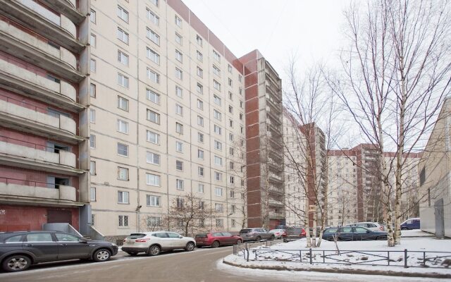 Апартаменты Hello Apartments on Komendantskiy 17 вид на фасад
