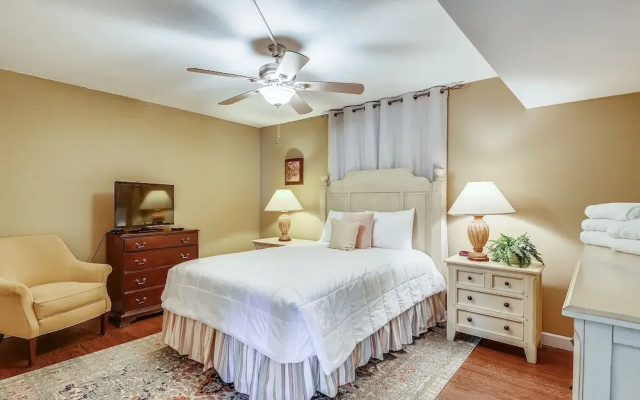 DP 202C Recently renovated 2 bedroom condo near Destin Harbor and amazing views by RedAwning