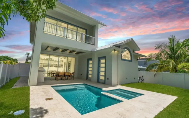 Stunning Vanderbilt Beach House With Heated Pool