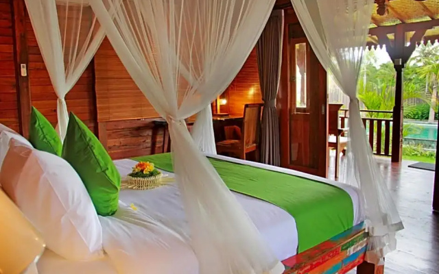 Romantic Deluxe 0ne bedroom wooden villa 2