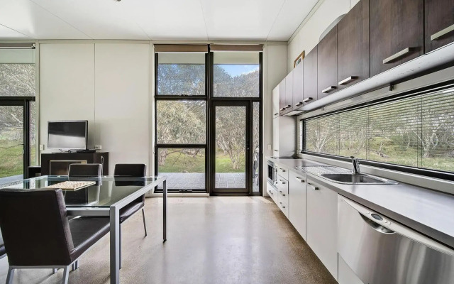Ecocrackenback 2 'Sustainable, luxurious chalet close to the slopes.'